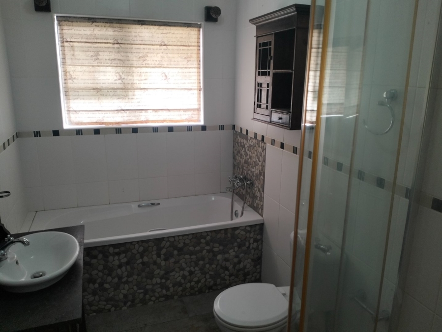 To Let 5 Bedroom Property for Rent in Island View Western Cape